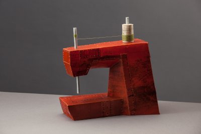 Ruth Franklin - Red Sewing Machine (papier ciré, fil)
