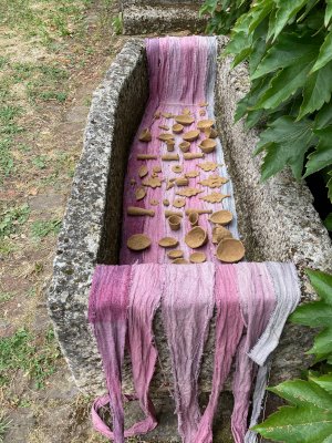 Objets votifs et fragments de textile de mûres