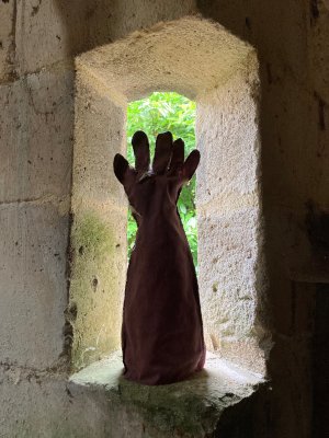 Walnut dyed glove on bergerie niche